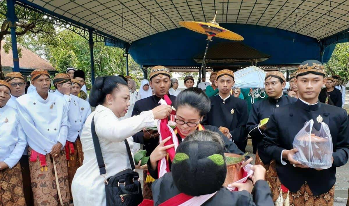 Langeran, 1. Baju Kesatriaan Ageng, 2. Surjan, 3. Jarik, 4. Sikep Alit, 5. Kebaya Beludru , 6. Keprabon, 7. Sabukwala Padintenan, 8. Langeran , 9. Kencongan, 10. Peranakan Atela