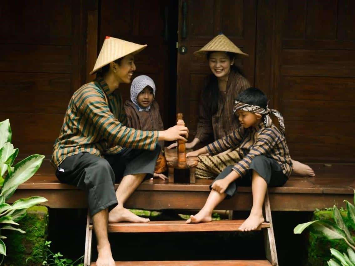 Logat yang Khas, 1. Ramah tapi Jarang Menyapa, 2. Berani untuk Merantau , 3. Logat yang Khas, 4. Pekerja Keras dan Penurut, 5. Memiliki Banyak Pantangan , 6. Tidak Mendahului Orang Lain Saat Berjalan , 7. Nrimo atau Apa Adanya , 8. Kebersamaan dan Kekeluargaan , 9. Memegang Tradisi dan Budaya Leluhur , 10. Suka Mengalah 
