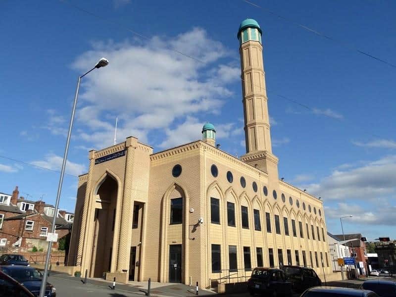 Pusat Islam Sheffield dan Masjid Madina, Sheffield, 1. 8 Brougham Terrace (Masjid Abdullah Quilliam), Liverpool, 2. Masjid Brick Lane Jamme, London, 3. Masjid Shah Jahan, Woking, 4. Masjid Regent's Park, London, 5. Masjid Fazl, Southfields, London, 6. Masjid Shahjalal dan Pusat Islam, Rusholme, Manchester, 7. Masjid Jame, Spinney Hills, Leicester, 8. Masjid Agung Al-Jamia Suffa-Tul-Islam, Little Horton, Bradford, 9. Masjid Northolt Bohra (Masjid-ul-Husseini), Northolt, London, 10. Masjid Al-Rahma, Liverpool, 11. Pusat Islam Sheffield dan Masjid Madina, Sheffield