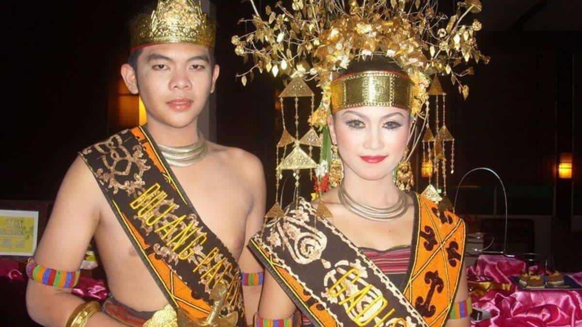 Pakaian Adat Besemah, 1. Pakaian Adat Aesan Gede, 2. Pakaian Adat Besemah, 3. Pakaian Adat Banyuasin, 4. Pakaian Aesan Paksangko, 5. Pakaian Adat Kabupaten Ogan Ilir, 6. Pakaian Adat Empat Lawang