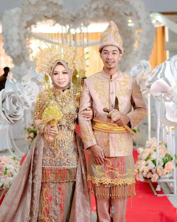 Pakaian Adat Tolaki untuk Laki-laki, 1. Pakaian Adat Tolaki untuk Laki-laki, 2. Pakaian Adat Tolaki untuk Perempuan, 1. Pakaian Adat Buton untuk Laki-laki, 2. Pakaian Adat Buton untuk Perempuan, 1. Pakaian Adat Muna untuk Laki-laki, 2. Pakaian Adat Muna untuk Perempuan