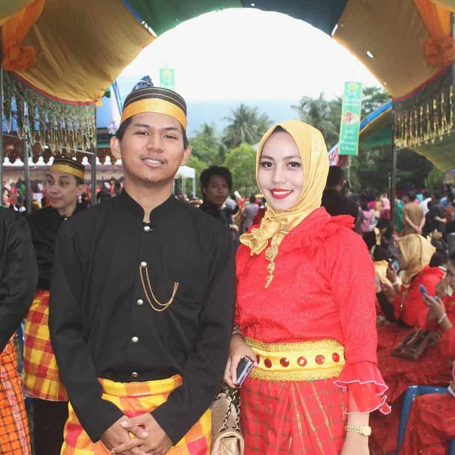 Pakaian Suku Mandar untuk Laki-Laki, 1. Pakaian Suku Mandar untuk Perempuan, 2. Pakaian Suku Mandar untuk Laki-Laki, 1. Pakaian Suku Toraja untuk Perempuan, 2. Pakaian Suku Toraja untuk Laki-Laki, 3. Kain Tenun Khas Toraja, 4. Pakaian Kandaure