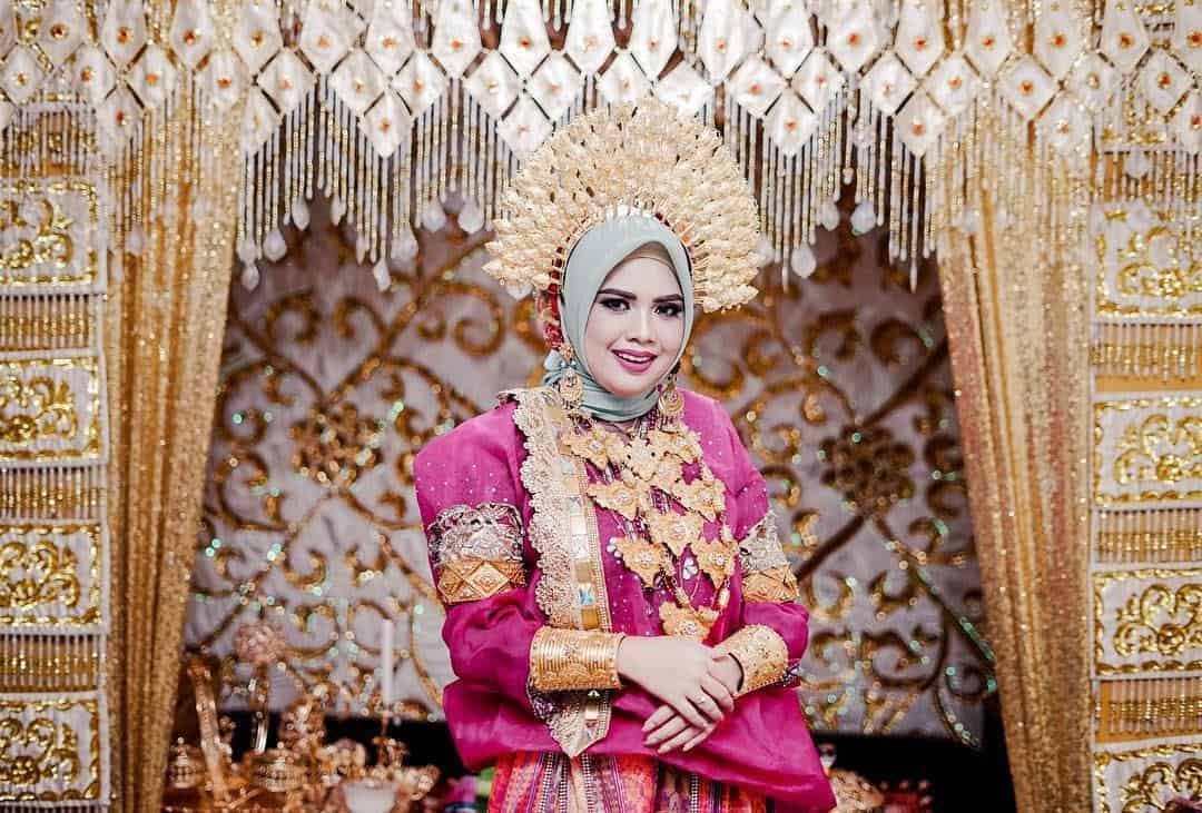 Pakaian Suku Mandar untuk Perempuan, 1. Pakaian Suku Mandar untuk Perempuan, 2. Pakaian Suku Mandar untuk Laki-Laki, 1. Pakaian Suku Toraja untuk Perempuan, 2. Pakaian Suku Toraja untuk Laki-Laki, 3. Kain Tenun Khas Toraja, 4. Pakaian Kandaure