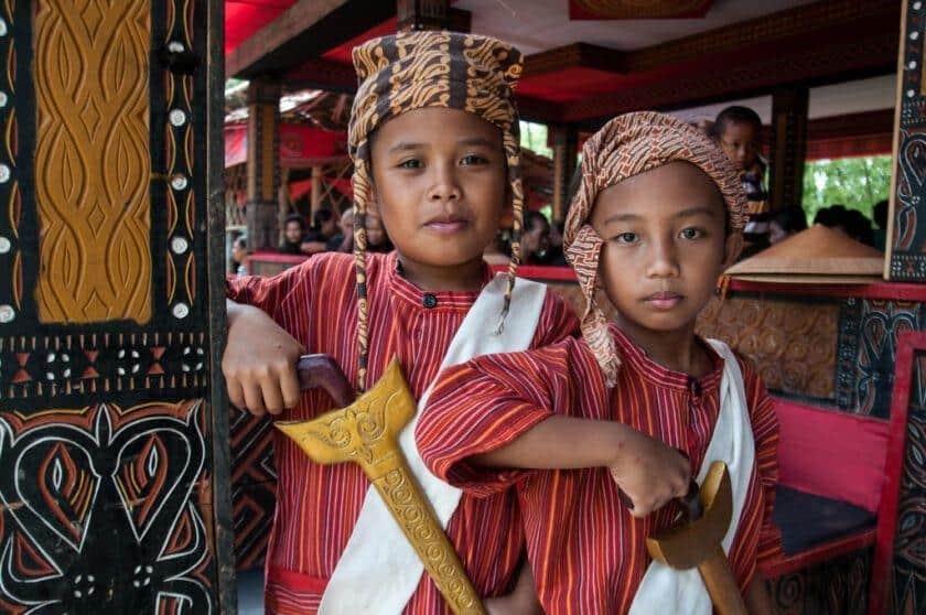 Pakaian Suku Toraja untuk Laki-laki, 1. Pakaian Suku Mandar untuk Perempuan, 2. Pakaian Suku Mandar untuk Laki-Laki, 1. Pakaian Suku Toraja untuk Perempuan, 2. Pakaian Suku Toraja untuk Laki-Laki, 3. Kain Tenun Khas Toraja, 4. Pakaian Kandaure