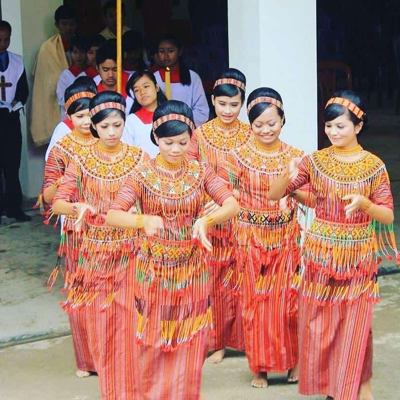 Pakaian Suku Toraja untuk Perempuan, 1. Pakaian Suku Mandar untuk Perempuan, 2. Pakaian Suku Mandar untuk Laki-Laki, 1. Pakaian Suku Toraja untuk Perempuan, 2. Pakaian Suku Toraja untuk Laki-Laki, 3. Kain Tenun Khas Toraja, 4. Pakaian Kandaure