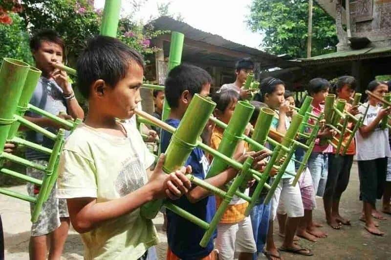 Pa`pompang, 1. Gendang Bulo, 2. Puik-Puik atau Pui-Pui, 3. Alosu/Lalosu, 4. Kacaping, 5. Tolindo atau Popondi, 6. Jalappa/Kancing-Kancing, 7. Suling Lembang, 8. Pa`pompang, 9. Keso-Keso, 10. Terbang Rebana