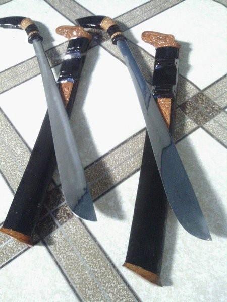 Parang, 1. Mandau, 2. Riwayang, 3. Parang, 4. Sarapang, 5. Keris, 6. Sungga, 8. Lanting Kotamara