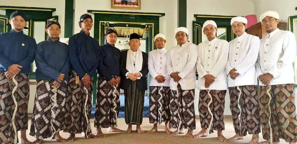 Peranakan Atela, 1. Baju Kesatriaan Ageng, 2. Surjan, 3. Jarik, 4. Sikep Alit, 5. Kebaya Beludru , 6. Keprabon, 7. Sabukwala Padintenan, 8. Langeran , 9. Kencongan, 10. Peranakan Atela