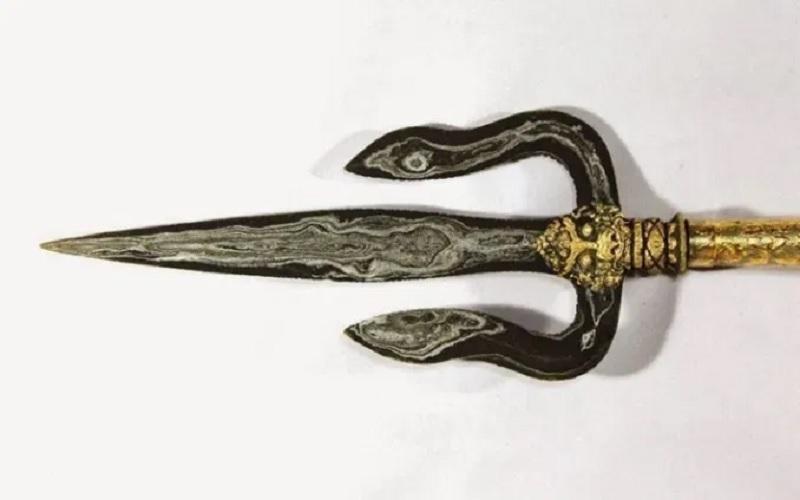 Piarik, 1. Kerambit, 2. Piarik, 3. Karih, 4. Sumpitan, 5. Ruduih, 6. Klewang, 7. Keris Pusaka Minangkabau