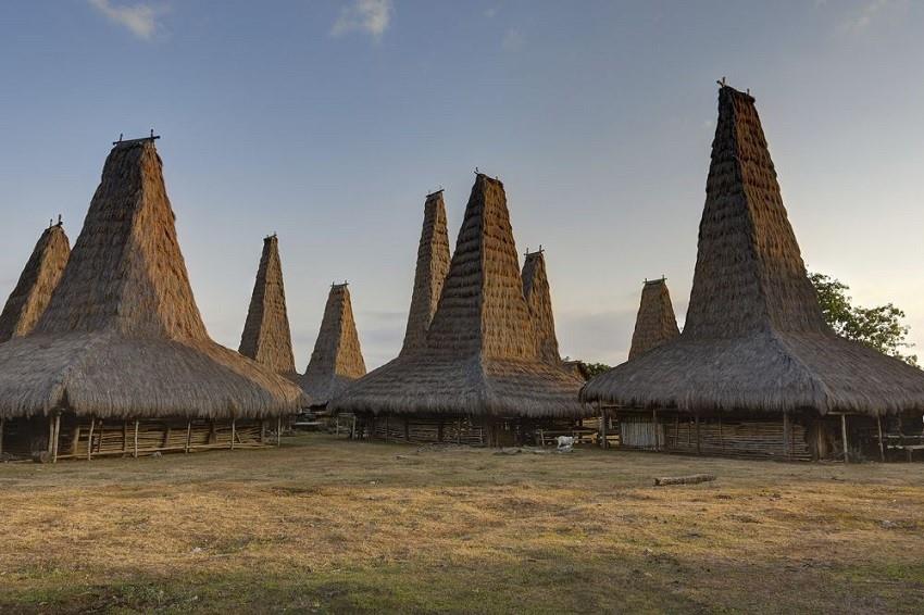 Rumah Adat Sumba, 1. Rumah Adat Musalaki, 2. Rumah Adat Mbaru Niang, 3. Rumah Adat Sao Ria Tenda Bewa Moni, 4. Rumah Adat Ume Kkubu, 5. Rumah Adat Lopo, 6. Rumah Adat Sumba
