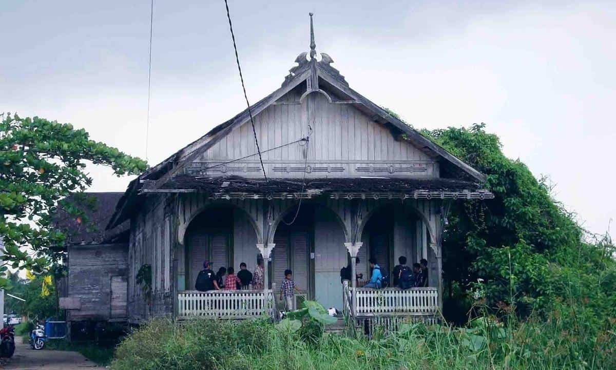 Rumah Palimbangan, 1. Rumah Bubungan Tinggi, 2. Rumah Gajah Manyusu, 3. Rumah Tadah Alas, 4. Rumah Palimbangan, 5. Rumah Balai Bini, 6. Rumah Palimasan