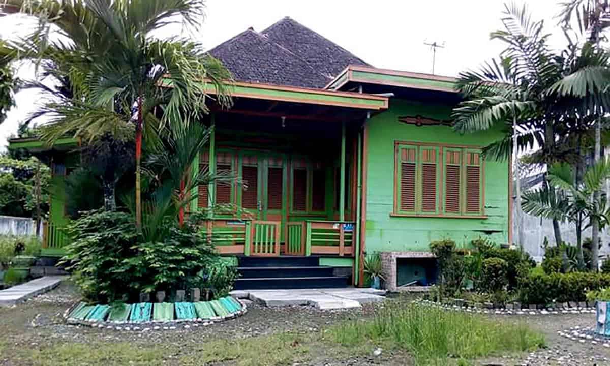 Rumah Tadah Alas, 1. Rumah Bubungan Tinggi, 2. Rumah Gajah Manyusu, 3. Rumah Tadah Alas, 4. Rumah Palimbangan, 5. Rumah Balai Bini, 6. Rumah Palimasan