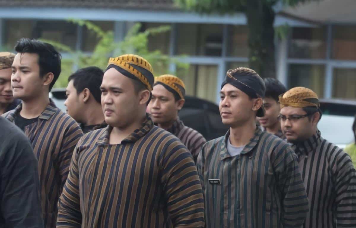 Surjan, 1. Baju Kesatriaan Ageng, 2. Surjan, 3. Jarik, 4. Sikep Alit, 5. Kebaya Beludru , 6. Keprabon, 7. Sabukwala Padintenan, 8. Langeran , 9. Kencongan, 10. Peranakan Atela