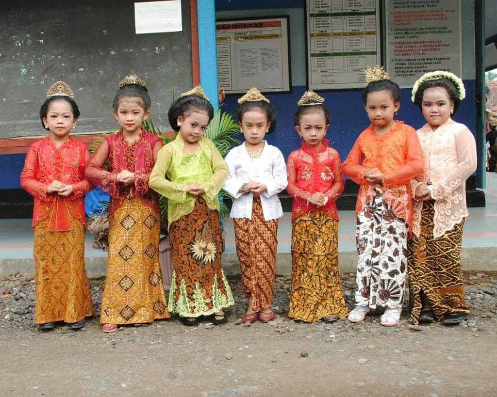 Sabukwala Padintenan, 1. Baju Kesatriaan Ageng, 2. Surjan, 3. Jarik, 4. Sikep Alit, 5. Kebaya Beludru , 6. Keprabon, 7. Sabukwala Padintenan, 8. Langeran , 9. Kencongan, 10. Peranakan Atela