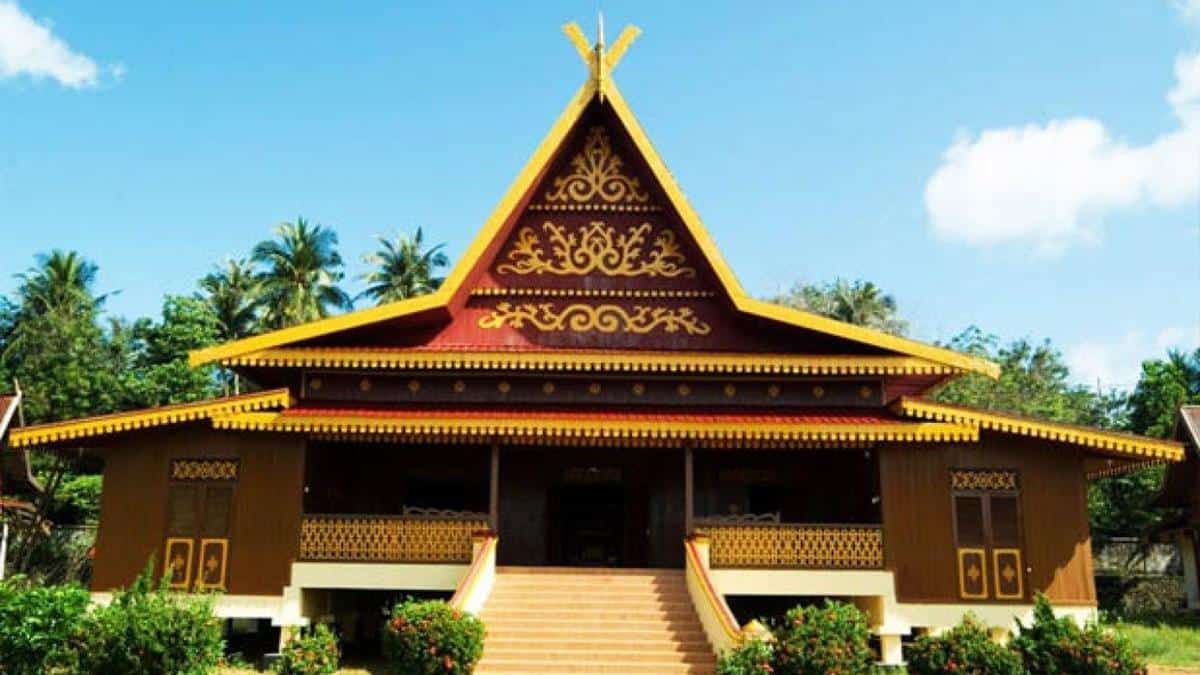 Sejarah dan Filosofi Rumah Bubung, Rumah Adat Kepulauan Riau, Karakteristik Umum Rumah Adat Kepulauan Riau, Nama-Nama Rumah Adat Kepulauan Riau, Struktur Khas Bangunan Rumah Adat Kepulauan Riau, Sejarah dan Filosofi Rumah Bubung, Rumah Adat Kepulauan Riau, Bahan Dasar Rumah Adat Kepulauan Riau