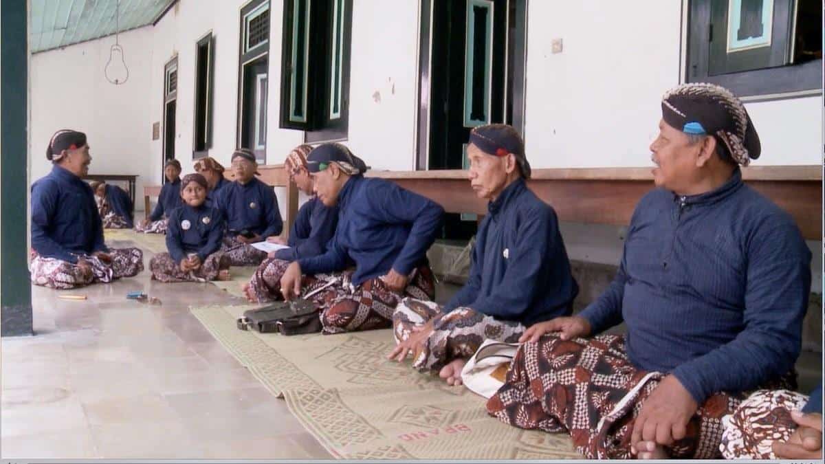 Sikep Alit, 1. Baju Kesatriaan Ageng, 2. Surjan, 3. Jarik, 4. Sikep Alit, 5. Kebaya Beludru , 6. Keprabon, 7. Sabukwala Padintenan, 8. Langeran , 9. Kencongan, 10. Peranakan Atela