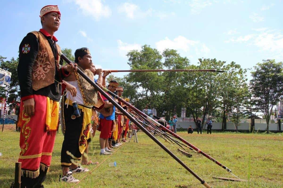 Sipet, 1. Mandau, 2. Lonjo atau Tombak, 3. Sipet, 4. Dohong, 5. Talawang atau Perisai