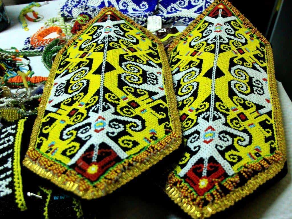 Talawang atau Perisai, 1. Mandau, 2. Lonjo atau Tombak, 3. Sipet, 4. Dohong, 5. Talawang atau Perisai