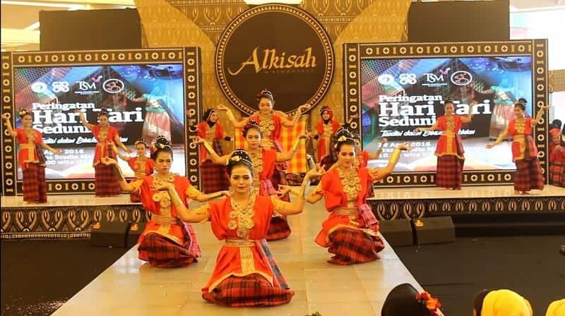 Tari Adat Pattennung, 1. Tari Kipas Pakarena, 2. Tari Ma’Badong, 3. Tari Pakkuru Sumange, 4. Tari Adat Pattennung, 5. Tari Ma’Randing, 6. Tari Manimbong, 7. Tari Gandrang Bulo, 8. Tari Ma’Gellu, 9. Tari Bosara, 10. Tari Tradisional Pajoge