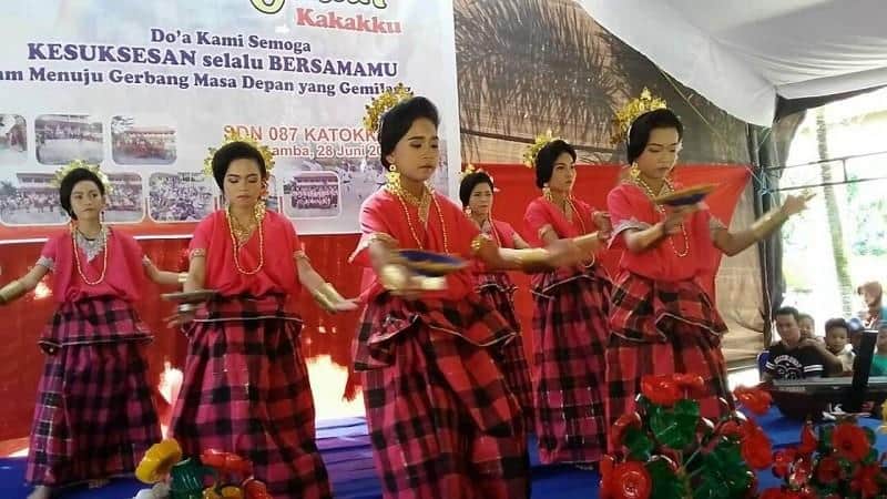 Tari Bosara, 1. Tari Kipas Pakarena, 2. Tari Ma’Badong, 3. Tari Pakkuru Sumange, 4. Tari Adat Pattennung, 5. Tari Ma’Randing, 6. Tari Manimbong, 7. Tari Gandrang Bulo, 8. Tari Ma’Gellu, 9. Tari Bosara, 10. Tari Tradisional Pajoge
