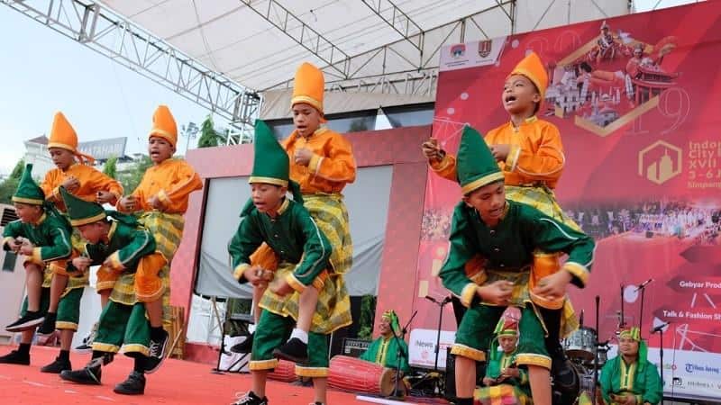 Tari Gandrang Bulo, 1. Tari Kipas Pakarena, 2. Tari Ma’Badong, 3. Tari Pakkuru Sumange, 4. Tari Adat Pattennung, 5. Tari Ma’Randing, 6. Tari Manimbong, 7. Tari Gandrang Bulo, 8. Tari Ma’Gellu, 9. Tari Bosara, 10. Tari Tradisional Pajoge