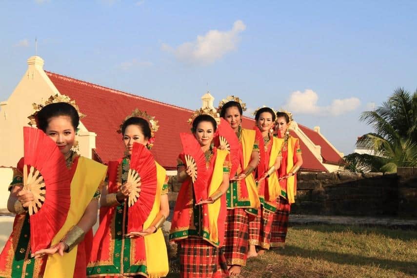 Tari Kipas Pakarena, 1. Tari Kipas Pakarena, 2. Tari Ma’Badong, 3. Tari Pakkuru Sumange, 4. Tari Adat Pattennung, 5. Tari Ma’Randing, 6. Tari Manimbong, 7. Tari Gandrang Bulo, 8. Tari Ma’Gellu, 9. Tari Bosara, 10. Tari Tradisional Pajoge