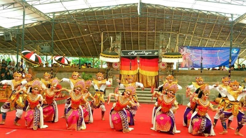 Tari Janger, 1. Tari Kecak, 2. Tari Pendet, 3. Tari Barong, 4. Tari Legong, 5. Tari Panji Semirang, 6. Tari Baris, 7. Tari Puspanjali, 8. Tari Topeng Bali, 9. Tari Janger, 10. Tari Trunajaya