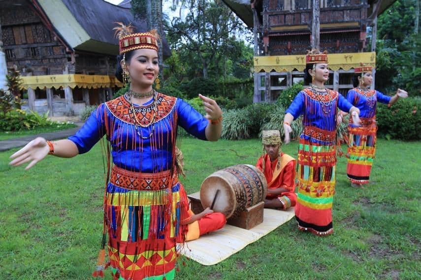 Tari Ma’Gellu, 1. Tari Kipas Pakarena, 2. Tari Ma’Badong, 3. Tari Pakkuru Sumange, 4. Tari Adat Pattennung, 5. Tari Ma’Randing, 6. Tari Manimbong, 7. Tari Gandrang Bulo, 8. Tari Ma’Gellu, 9. Tari Bosara, 10. Tari Tradisional Pajoge