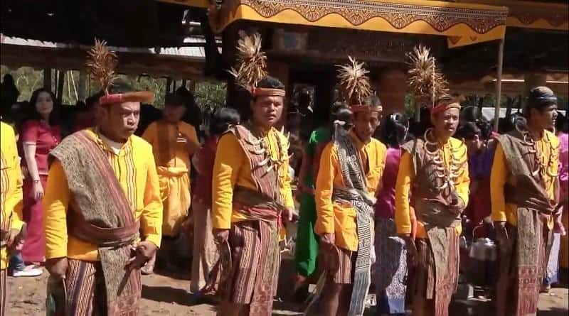 Tari Manimbong, 1. Tari Kipas Pakarena, 2. Tari Ma’Badong, 3. Tari Pakkuru Sumange, 4. Tari Adat Pattennung, 5. Tari Ma’Randing, 6. Tari Manimbong, 7. Tari Gandrang Bulo, 8. Tari Ma’Gellu, 9. Tari Bosara, 10. Tari Tradisional Pajoge