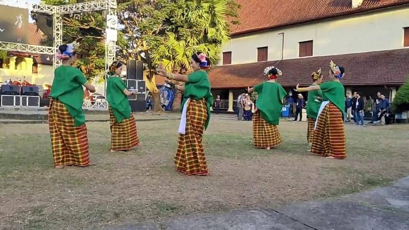 Tari Pakkuru Sumange, 1. Tari Kipas Pakarena, 2. Tari Ma’Badong, 3. Tari Pakkuru Sumange, 4. Tari Adat Pattennung, 5. Tari Ma’Randing, 6. Tari Manimbong, 7. Tari Gandrang Bulo, 8. Tari Ma’Gellu, 9. Tari Bosara, 10. Tari Tradisional Pajoge