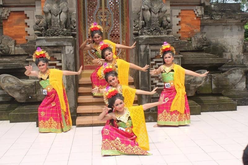 Tari Puspanjali, 1. Tari Kecak, 2. Tari Pendet, 3. Tari Barong, 4. Tari Legong, 5. Tari Panji Semirang, 6. Tari Baris, 7. Tari Puspanjali, 8. Tari Topeng Bali, 9. Tari Janger, 10. Tari Trunajaya