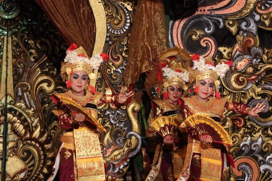 Tari legong, 1. Tari Kecak, 2. Tari Pendet, 3. Tari Barong, 4. Tari Legong, 5. Tari Panji Semirang, 6. Tari Baris, 7. Tari Puspanjali, 8. Tari Topeng Bali, 9. Tari Janger, 10. Tari Trunajaya
