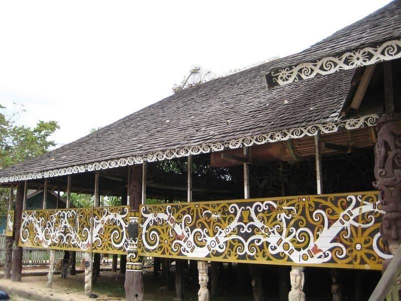 Tata Ruang Rumah Adat Kalimantan Timur, Suku Dayak di Kalimantan Timur dan Karakteristik Rumah Adatnya, Arsitektur Lamin sebagai Rumah Adat Kalimantan Timur, Tradisi Ngayau dalam Pembangunan Rumah Adat Lamin, Tata Ruang Rumah Adat Kalimantan Timur, Makna Ukiran atau Lukisan pada Rumah Adat Lamin