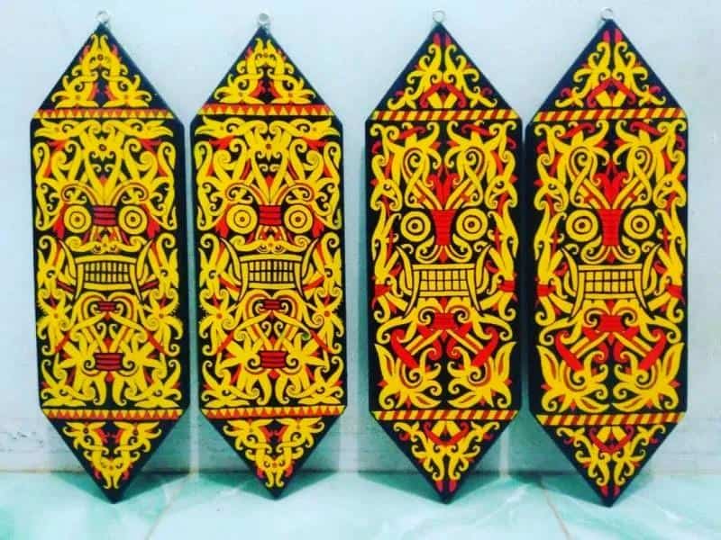 Telawang atau Perisai, 1. Sumpit, 2. Mandau, 3. Gayang, 4. Telawang atau Perisai, 5. Dohong, 6. Lonjo atau Tombak, 7. Bujak, 8. Keris