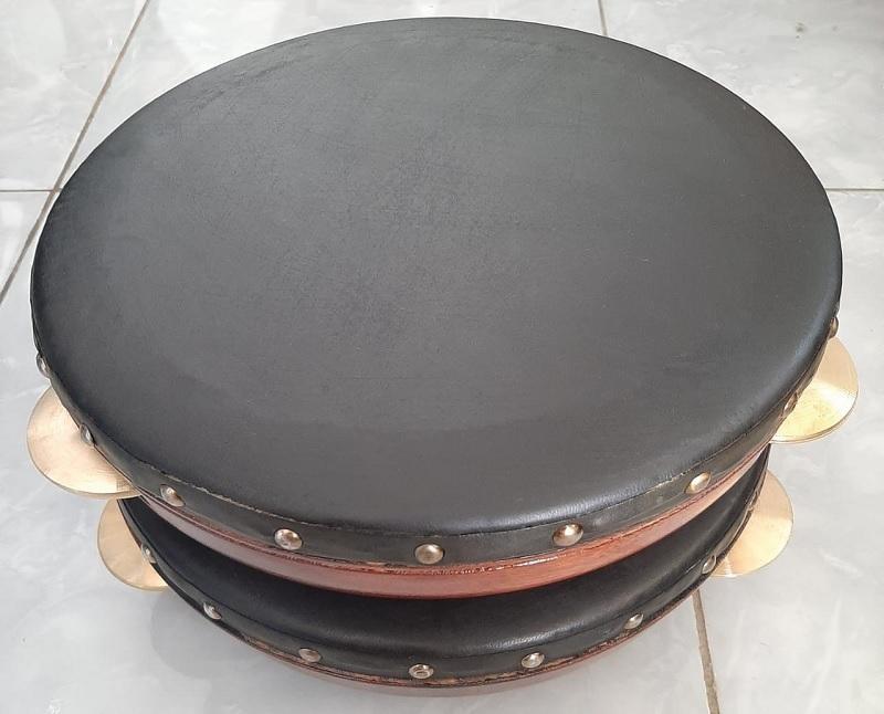 Terbang Rebana, 1. Gendang Bulo, 2. Puik-Puik atau Pui-Pui, 3. Alosu/Lalosu, 4. Kacaping, 5. Tolindo atau Popondi, 6. Jalappa/Kancing-Kancing, 7. Suling Lembang, 8. Pa`pompang, 9. Keso-Keso, 10. Terbang Rebana