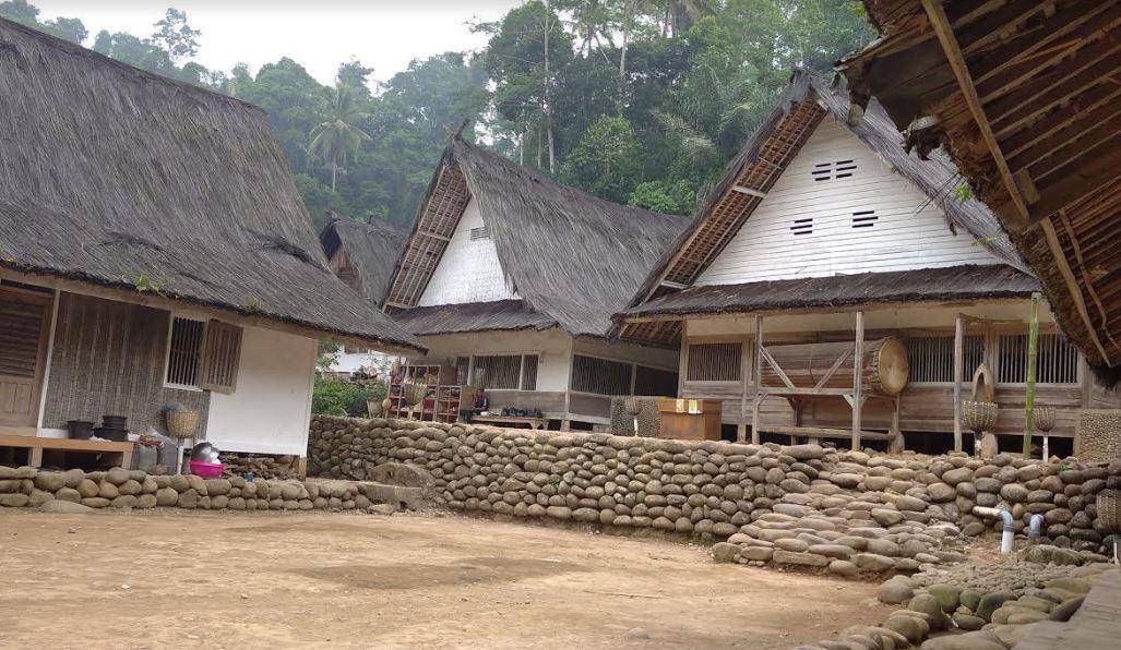 Terdiri dari 40 Rumah, 1. Memegang Teguh Tradisi Leluhur , 2. Memiliki Kaitan dengan Kerajaan Galunggung, 3. Beragama Islam , 4. Menggunakan Pencahayaan Api , 5. Memiliki Rumah Ageung , 6. Terdiri dari 40 Rumah, 7. Suka Bergotong Royong , 8. Memiliki Banyak Pantangan , 9. Memiliki Tugu Kujang , 10. Kesenian yang Ada di Kampung Naga
