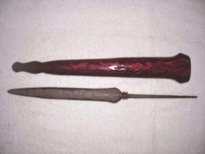 Tombak, 1. Badik, 2. Keris (Tekhapang atau Punduk Keris), 3. Candung, 4. Tombak