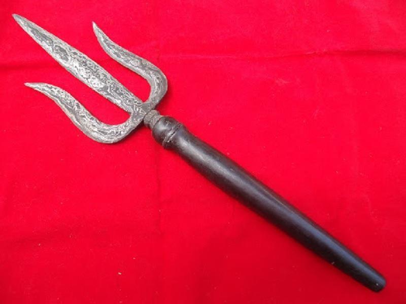Tombak Trisula, 1. Keris Palembang, 2. Tombak Trisula, 3. Kudhok, 4. Klewang Hembrug