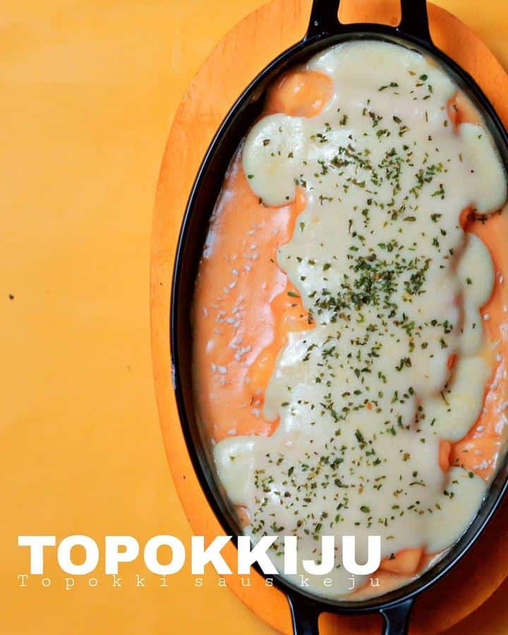 toppokiju, 1. Mac n Cheese, 2. Jjangmyeon , 3. Ramozza, 4. Korean Chicken Wings, 5. Topokkiju, 6. Toppokiza, 7. Topokkiban, 8. Fire Guldak, 9. Beef Enoki Mozzarella, 10. Tteokkochi & Odeng, 11. Curry Katsu Mozza, 12. Potato Cheese Ball, 13. Lumpia Pizza, 14. Nasi Panggang Ayam, 15. Susu Keju, 16. Korean Soda