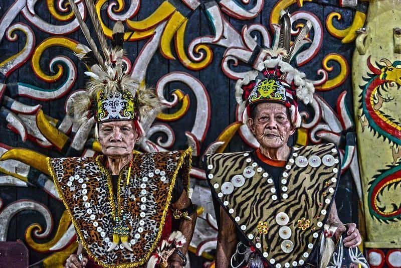 Tradisi Ngayau dalam Pembangunan Rumah Adat Lamin, Suku Dayak di Kalimantan Timur dan Karakteristik Rumah Adatnya, Arsitektur Lamin sebagai Rumah Adat Kalimantan Timur, Tradisi Ngayau dalam Pembangunan Rumah Adat Lamin, Tata Ruang Rumah Adat Kalimantan Timur, Makna Ukiran atau Lukisan pada Rumah Adat Lamin