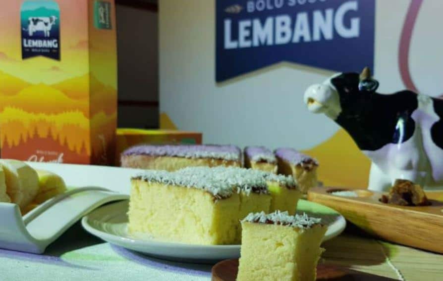 oleh-oleh khas bandung bolu susu lembang, 1. Batagor, 2. Baso Tahu/Siomay, 3. Tahu Susu Lembang, 4. Bolu Susu Lembang, 5. Pisang Bolen, 6. Kue Balok, 7. Brownies, 8. Peuyeum, 9. Picnic Roll Primarasa, 10. Bolu Bakar Tunggal, 11. Kopi Aroma, 12. Cireng, 13. Gepuk Ny. Ong, 14. Colenak, 15. Susu Murni, 16. Olahan Oncom, 17. Seblak Instan, 18. Wajit Cililin, 19. Basreng, 20. Keripik Pedas, 21. Kerupuk Gurilem, 22. Roti Leutik, 23. Bandung Makuta, 24. Bandung Kunafe, 25. Martabak, 1. Sepatu Cibaduyut, 2. Pakaian dari Factory Outlet, 3. Angklung, 5. Wayang Golek, 6. Kelom Geulis Keng