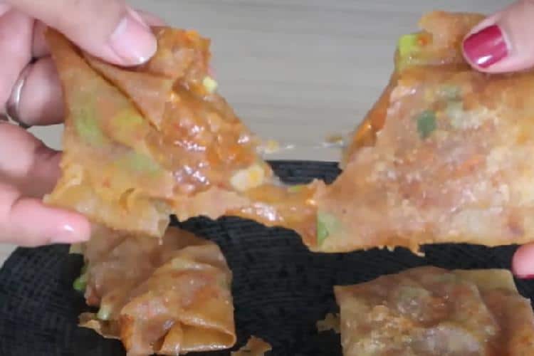 jajanan khas bandung, 1. Cibay, 2. Cimin, 3. Cilung, 4. Lumpia Basah BPI, 5. Tahu &amp; Basreng Tiara ITB, 6. Cakue dan Odading Nusa Sari, 7. Cipak Koceak, 8. Cimol Bawang Bojot, 9. Batagor, 10. Cilok, 11. Cilor, 12. Surabi, 13. Kue Kekinian Milik Artis, 14. Kue Cubit, 15. Seblak, 16. Basreng, 17. Bandros, 18. Keripik Pedas