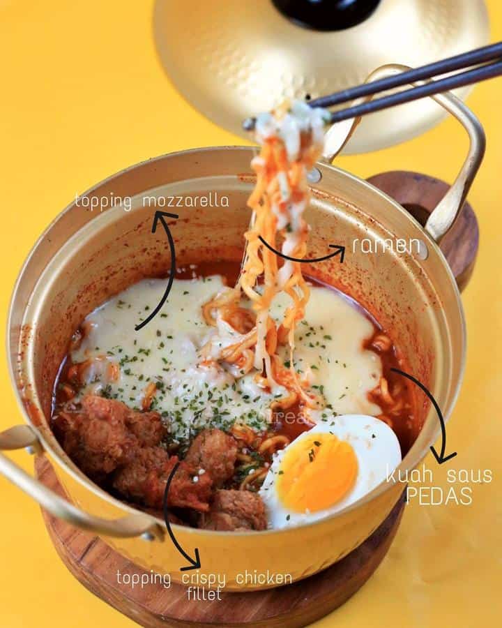 ramozza, 1. Mac n Cheese, 2. Jjangmyeon , 3. Ramozza, 4. Korean Chicken Wings, 5. Topokkiju, 6. Toppokiza, 7. Topokkiban, 8. Fire Guldak, 9. Beef Enoki Mozzarella, 10. Tteokkochi & Odeng, 11. Curry Katsu Mozza, 12. Potato Cheese Ball, 13. Lumpia Pizza, 14. Nasi Panggang Ayam, 15. Susu Keju, 16. Korean Soda