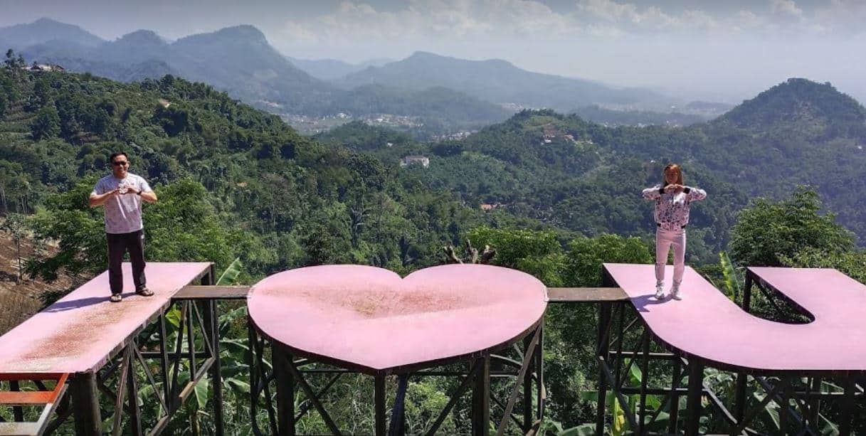 tempat wisata di ciwidey LOVE SOREANG PARK, 1. Kawah Putih, 2. Ranca Upas, 3. Situ Patenggang, 4. Glamping Lakeside Rancabali, 5. Pemandian Air Panas Ciwalini, 6. Perkebunan Teh Rancabali, 7. Kawah Rengganis, 8. Love Soreang Park (Taman Love Aurora), 9. Ciwidey Valley Resort, 10. D’riam Riverside, 11. Barusen Hills, 12. Cimanggu Hot Spring, 13. Pesona Nirwana Waterpark, 14. Bukit Jamur, 15. Happyfarm Ciwidey, 16. Bale Bambu Adventure, 17. Palalangon Park, 18.Green Hill Park