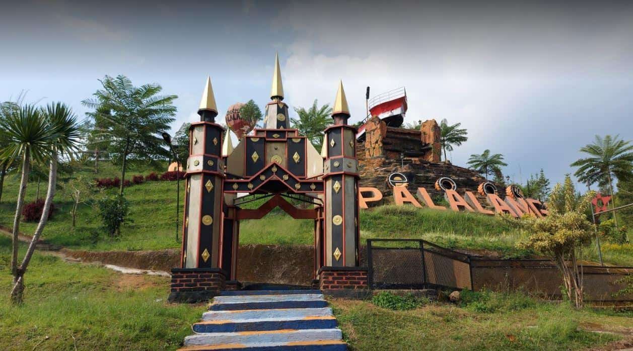 1. Kawah Putih, 2. Ranca Upas, 3. Situ Patenggang, 4. Glamping Lakeside Rancabali, 5. Pemandian Air Panas Ciwalini, 6. Perkebunan Teh Rancabali, 7. Kawah Rengganis, 8. Love Soreang Park (Taman Love Aurora), 9. Ciwidey Valley Resort, 10. D’riam Riverside, 11. Barusen Hills, 12. Cimanggu Hot Spring, 13. Pesona Nirwana Waterpark, 14. Bukit Jamur, 15. Happyfarm Ciwidey, 16. Bale Bambu Adventure, 17. Palalangon Park, 18.Green Hill Park