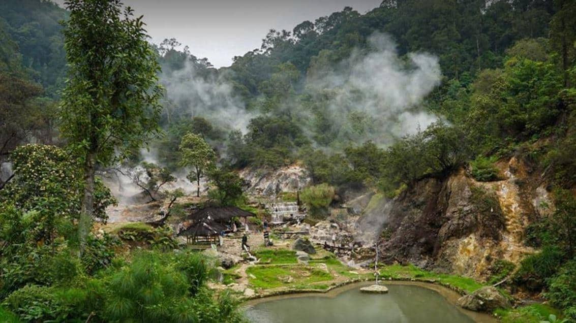1. Kawah Putih, 2. Ranca Upas, 3. Situ Patenggang, 4. Glamping Lakeside Rancabali, 5. Pemandian Air Panas Ciwalini, 6. Perkebunan Teh Rancabali, 7. Kawah Rengganis, 8. Love Soreang Park (Taman Love Aurora), 9. Ciwidey Valley Resort, 10. D’riam Riverside, 11. Barusen Hills, 12. Cimanggu Hot Spring, 13. Pesona Nirwana Waterpark, 14. Bukit Jamur, 15. Happyfarm Ciwidey, 16. Bale Bambu Adventure, 17. Palalangon Park, 18.Green Hill Park