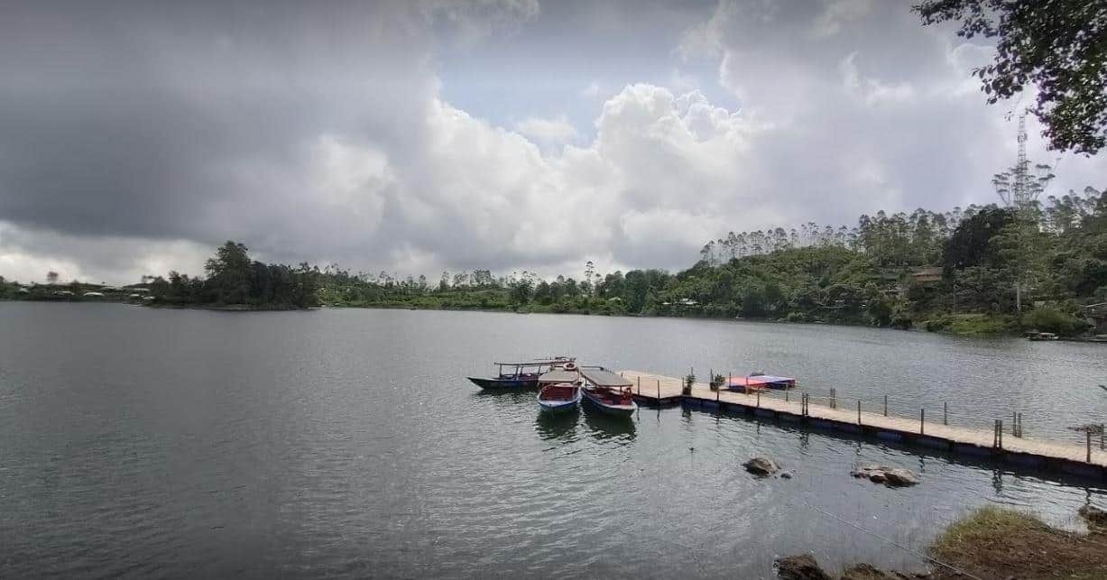 1. Kawah Putih, 2. Ranca Upas, 3. Situ Patenggang, 4. Glamping Lakeside Rancabali, 5. Pemandian Air Panas Ciwalini, 6. Perkebunan Teh Rancabali, 7. Kawah Rengganis, 8. Love Soreang Park (Taman Love Aurora), 9. Ciwidey Valley Resort, 10. D’riam Riverside, 11. Barusen Hills, 12. Cimanggu Hot Spring, 13. Pesona Nirwana Waterpark, 14. Bukit Jamur, 15. Happyfarm Ciwidey, 16. Bale Bambu Adventure, 17. Palalangon Park, 18.Green Hill Park