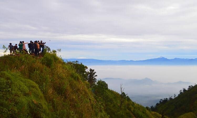1. Sunrise Point Cukul, 2. Pemandian Air Panas Cibolang, 3. Hutan Pinus Rahong, 4. Gravity Adventure Pangalengan, 5. Situ Cileunca, 6. Taman Bougenville, 7. Rumah Pengabdi Setan, 8. Situ Cisanti, 9. Wayang Windu Panenjoan 1800, 10. Kebun Teh Malabar, 11. Rumah Adat Cikondang, 12. Gunung Puntang, 13. Kampung Singkur, 14. Kawah Wayang, 15. Kertamanah Waterpark, 16. Penangkaran Rusa Kertamanah, 17. Villa Jerman