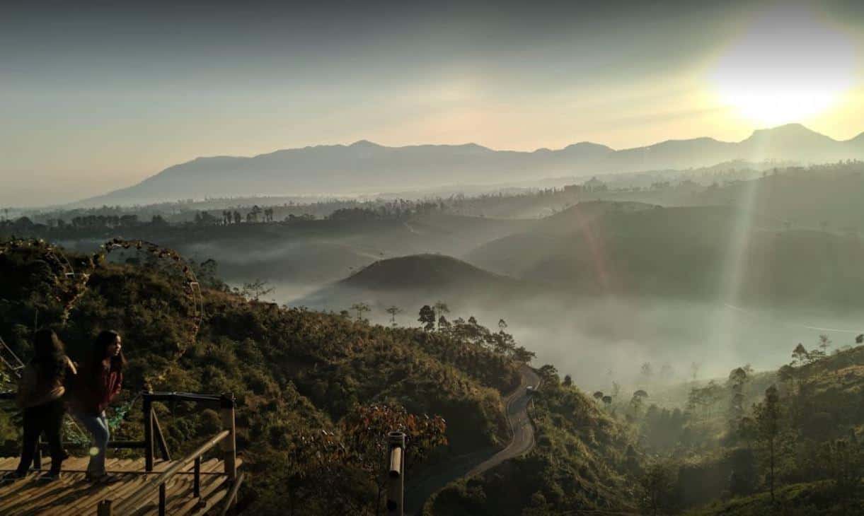 1. Sunrise Point Cukul, 2. Pemandian Air Panas Cibolang, 3. Hutan Pinus Rahong, 4. Gravity Adventure Pangalengan, 5. Situ Cileunca, 6. Taman Bougenville, 7. Rumah Pengabdi Setan, 8. Situ Cisanti, 9. Wayang Windu Panenjoan 1800, 10. Kebun Teh Malabar, 11. Rumah Adat Cikondang, 12. Gunung Puntang, 13. Kampung Singkur, 14. Kawah Wayang, 15. Kertamanah Waterpark, 16. Penangkaran Rusa Kertamanah, 17. Villa Jerman