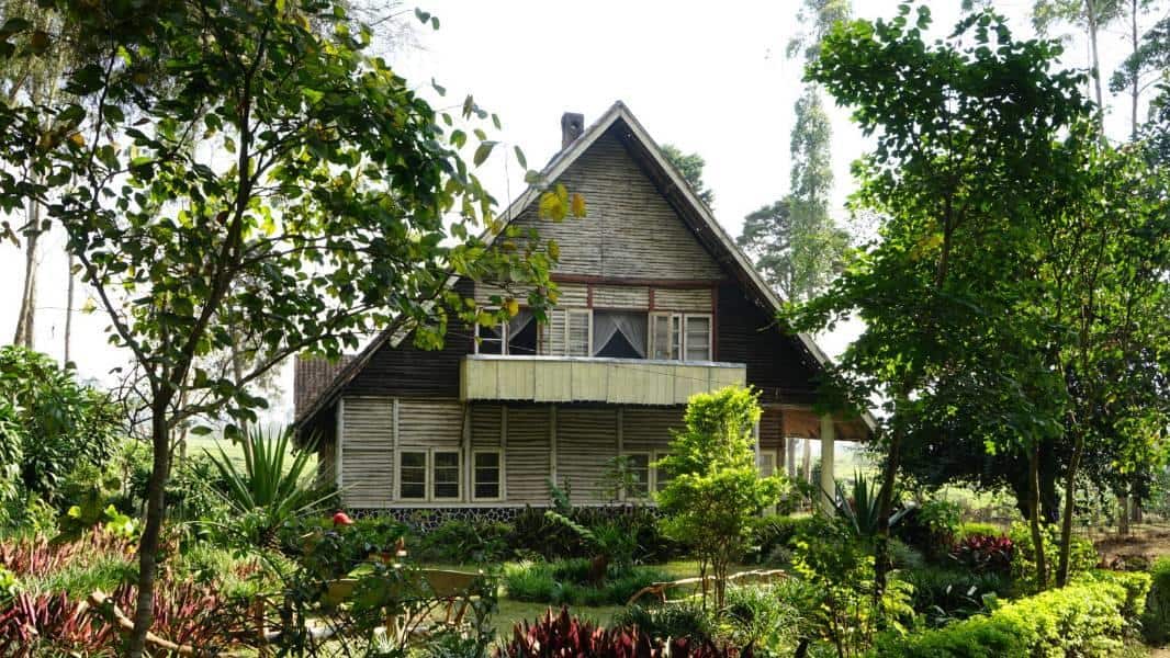 tempat wisata di pangalengan rumah pengabdi setan 1, 1. Sunrise Point Cukul, 2. Pemandian Air Panas Cibolang, 3. Hutan Pinus Rahong, 4. Gravity Adventure Pangalengan, 5. Situ Cileunca, 6. Taman Bougenville, 7. Rumah Pengabdi Setan, 8. Situ Cisanti, 9. Wayang Windu Panenjoan 1800, 10. Kebun Teh Malabar, 11. Rumah Adat Cikondang, 12. Gunung Puntang, 13. Kampung Singkur, 14. Kawah Wayang, 15. Kertamanah Waterpark, 16. Penangkaran Rusa Kertamanah, 17. Villa Jerman